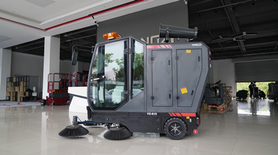 揚(yáng)子S15駕駛式掃地車 揚(yáng)子S15駕駛式掃地機(jī).jpg