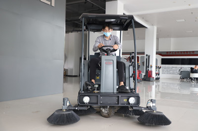 揚子駕駛式掃地機(jī).jpg
