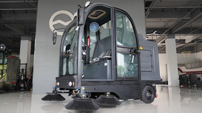 揚子電動掃地車清潔能力贏得客戶認(rèn)可.jpg