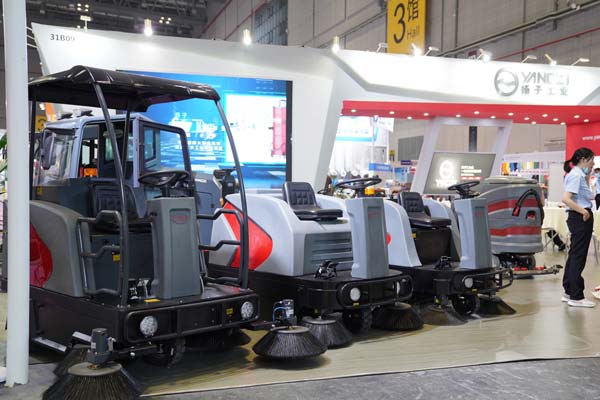 想買(mǎi)掃地車(chē)，電動(dòng)好還是油的好